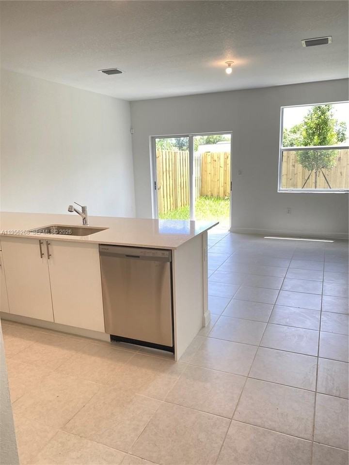 2640 Se 19th St #2640 - Photo 5 of 22