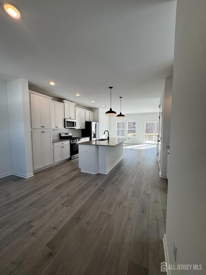 59 Basswood St - Photo 7 of 19