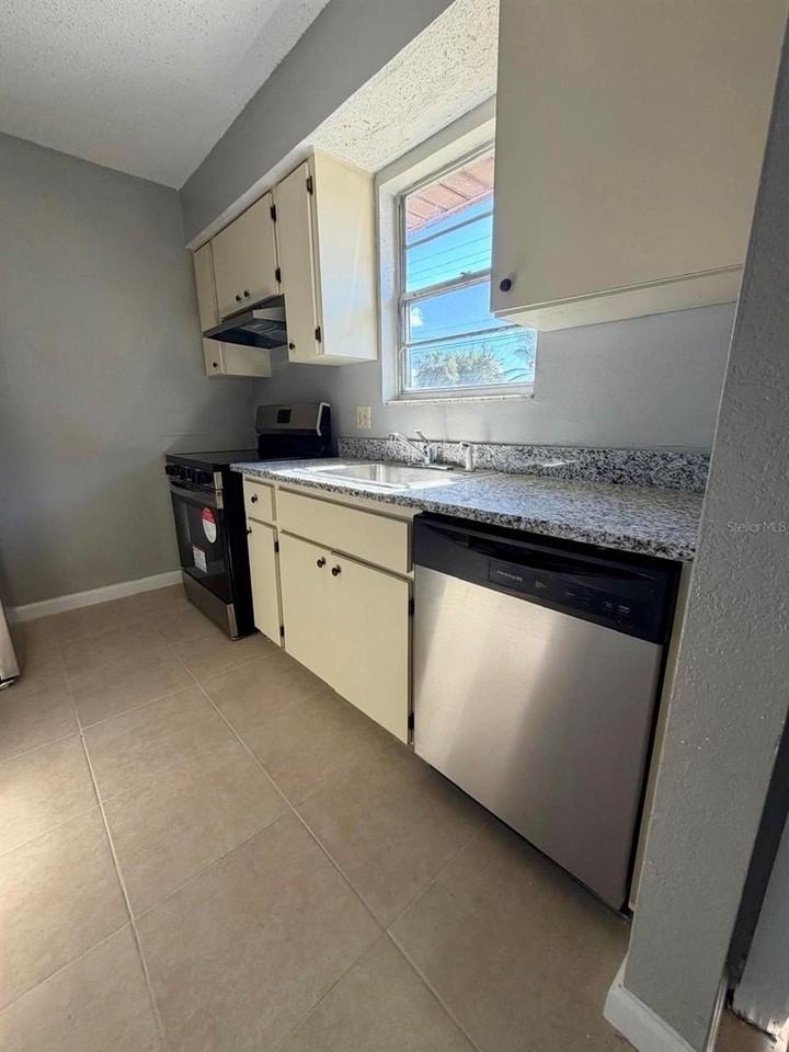 3103 Riverside Dr #B - Photo 4 of 23