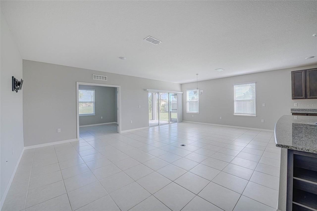 3215 Brooklyn Ave - Photo 5 of 36