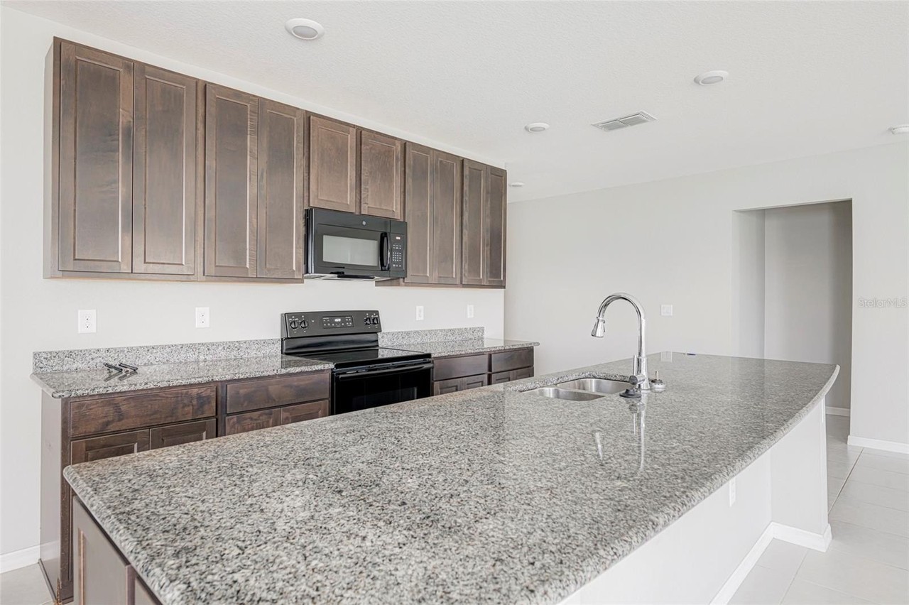 3215 Brooklyn Ave - Photo 7 of 36