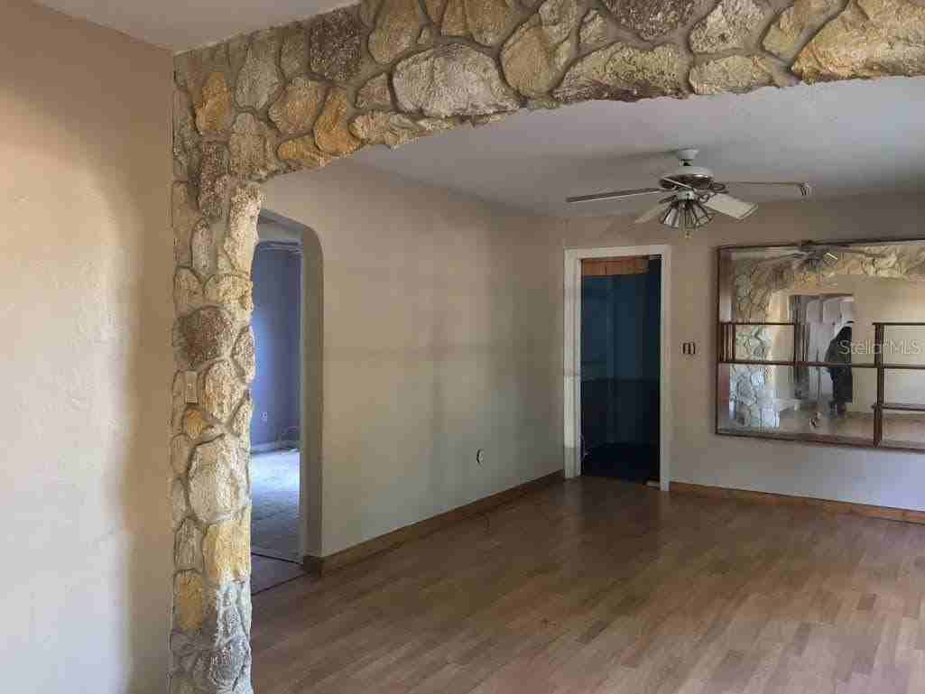 229 S Candler Ave - Photo 2 of 9