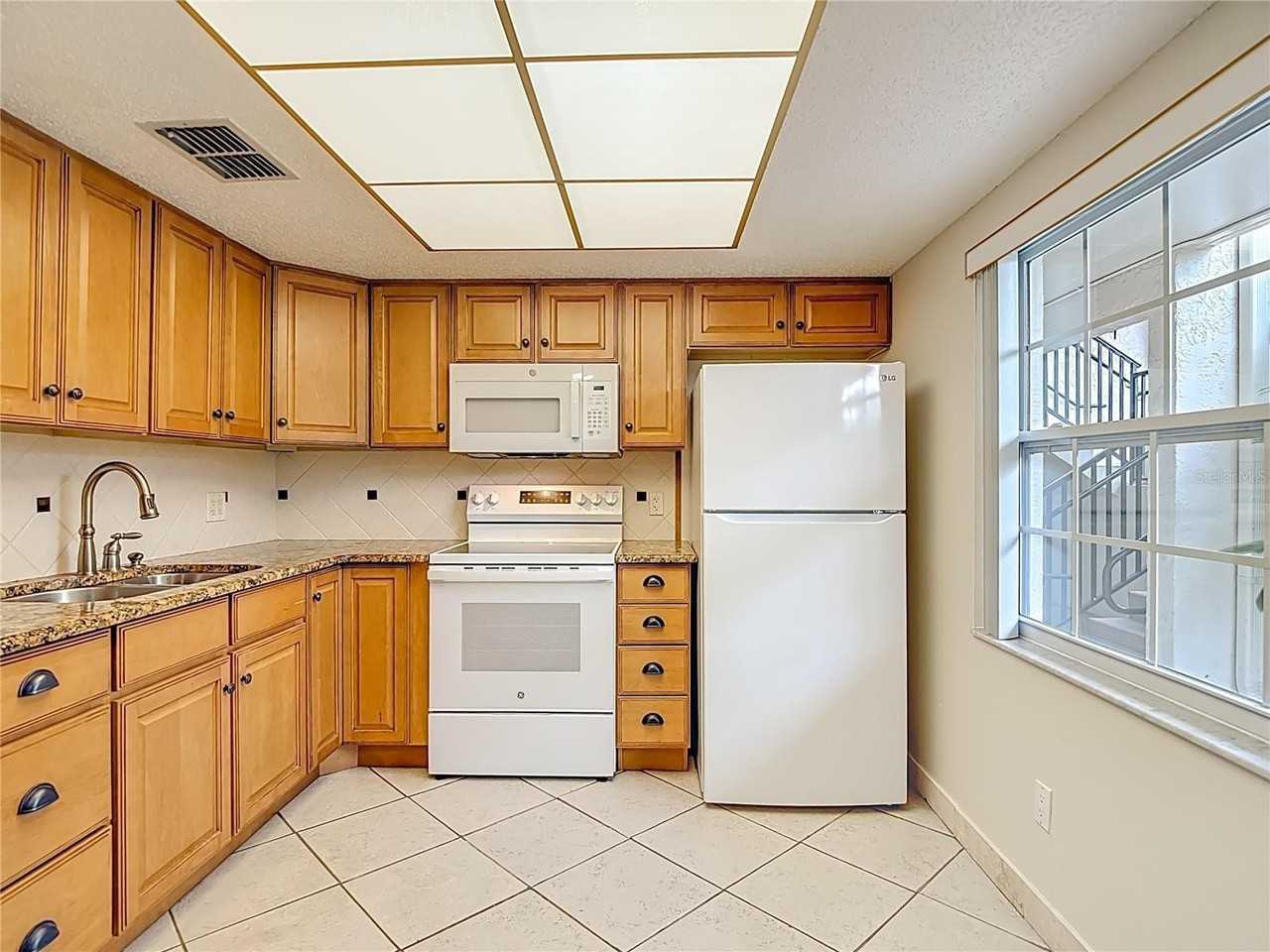 831 Maple Ct #109 - Photo 4 of 14