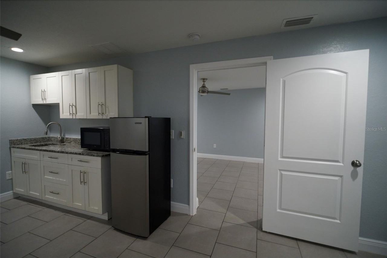 907 W Humphrey St - Photo 2 of 13