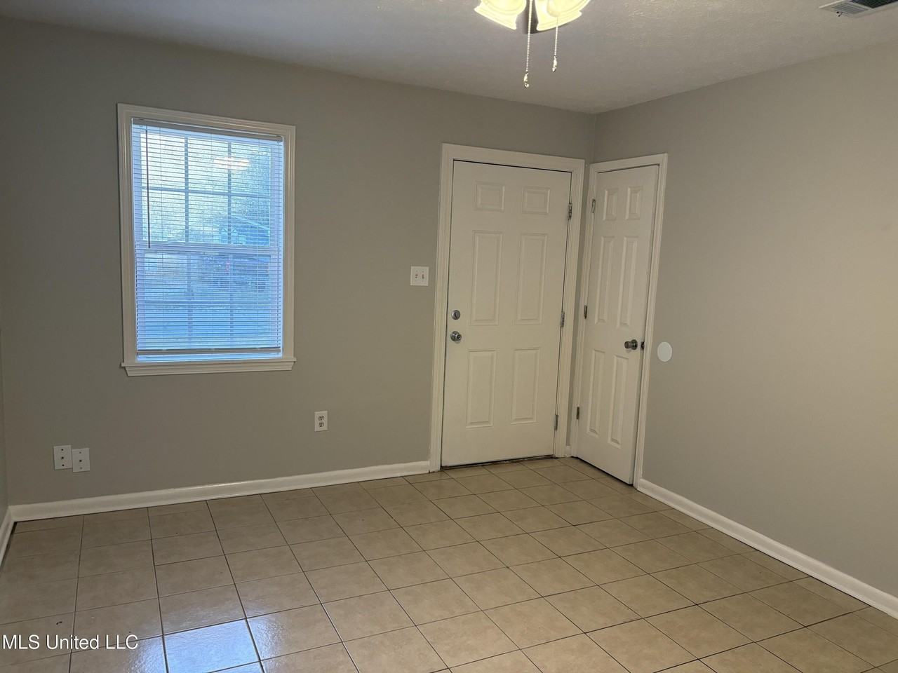 2412 Oxford Dr - Photo 2 of 15