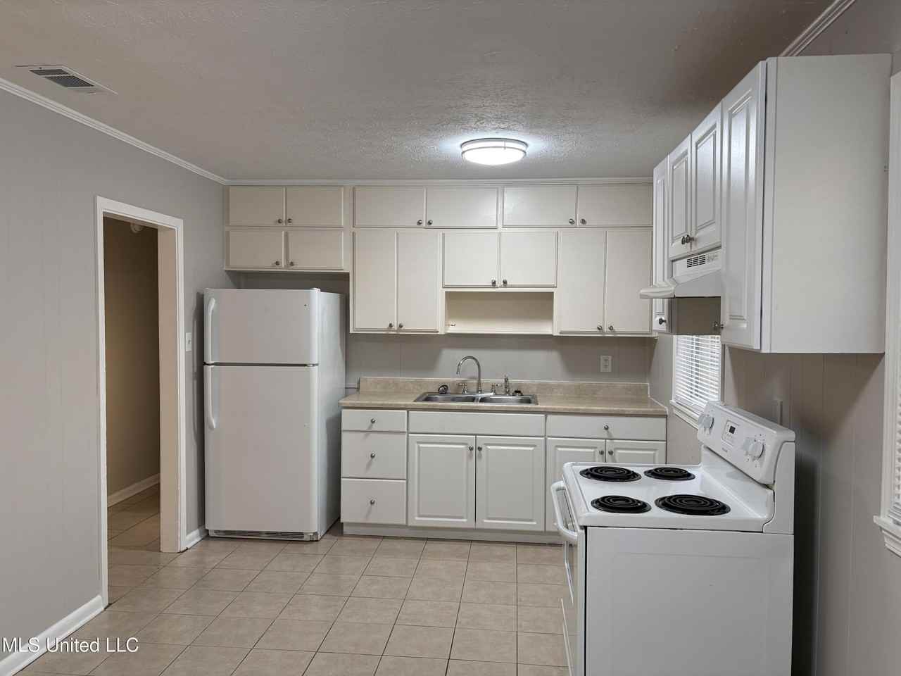 2412 Oxford Dr - Photo 4 of 15