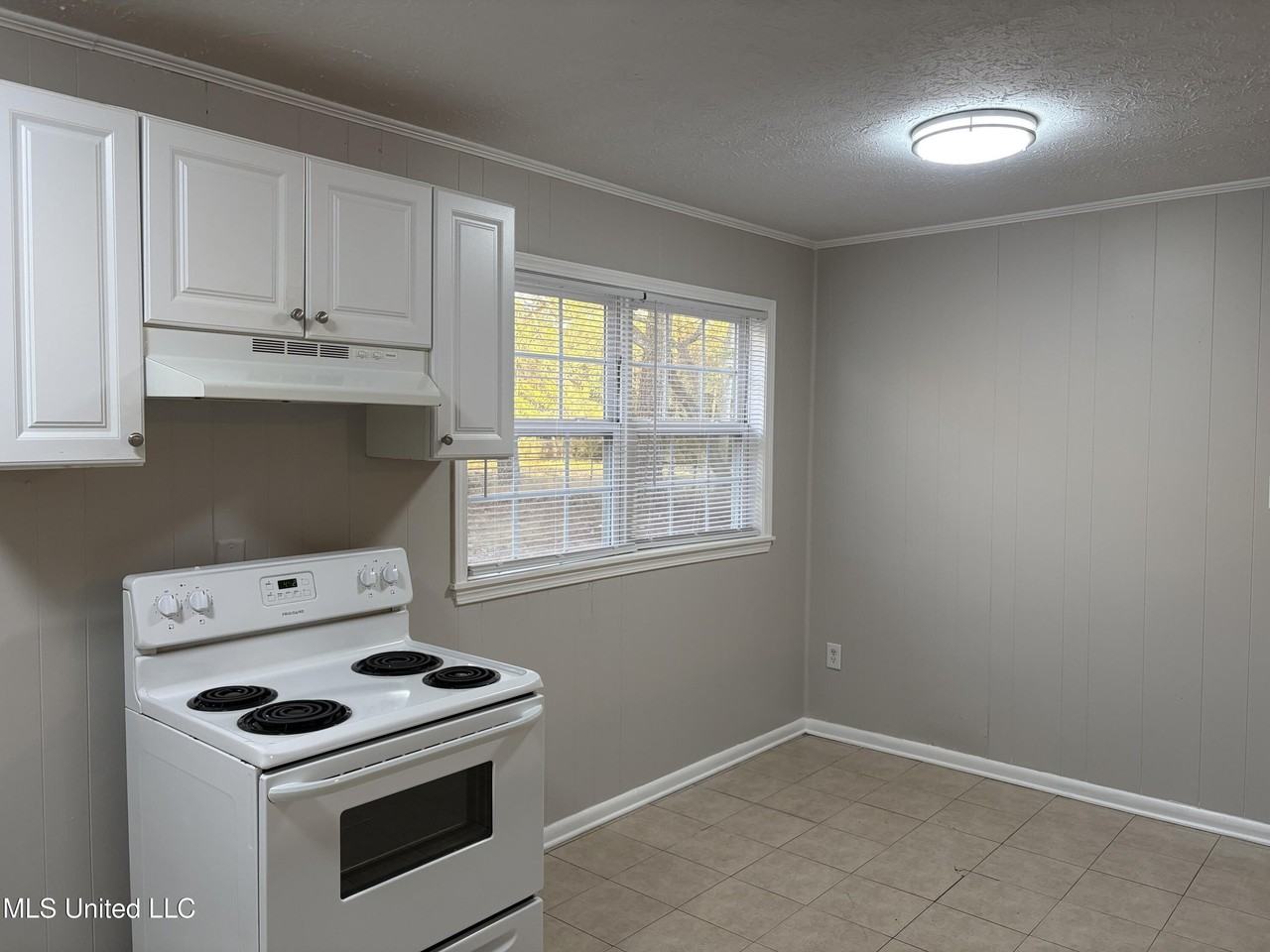 2412 Oxford Dr - Photo 5 of 15