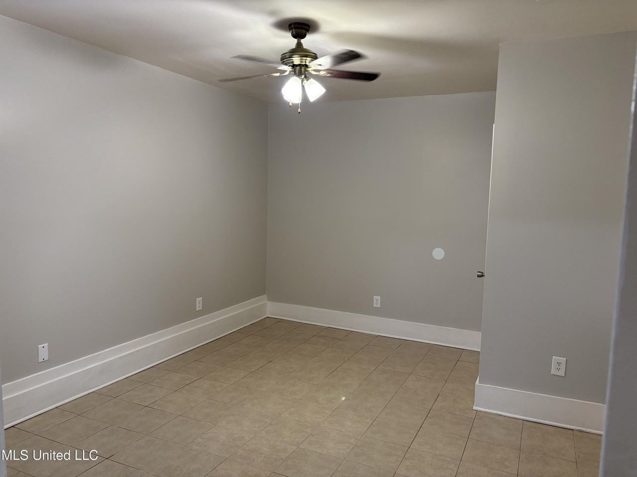 2412 Oxford Dr - Photo 6 of 15