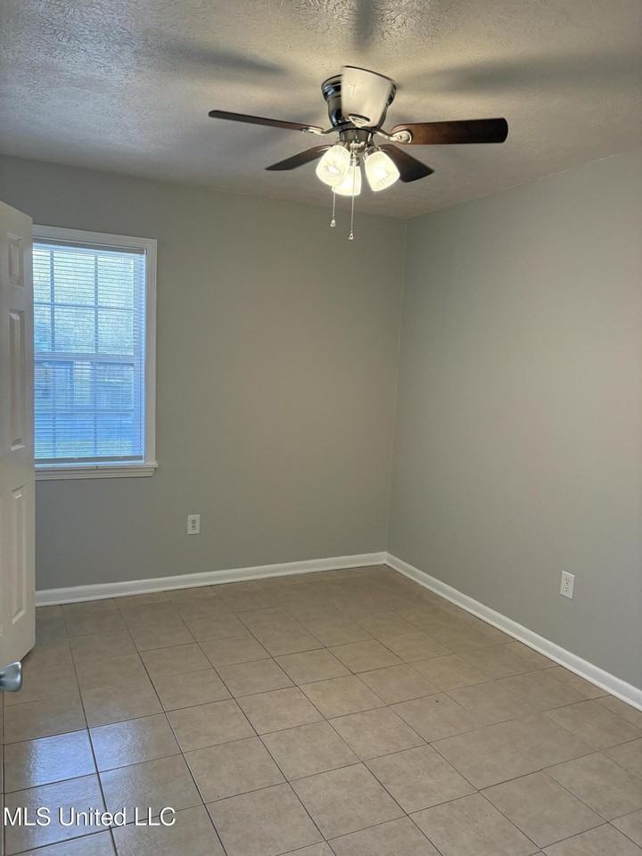 2412 Oxford Dr - Photo 7 of 15