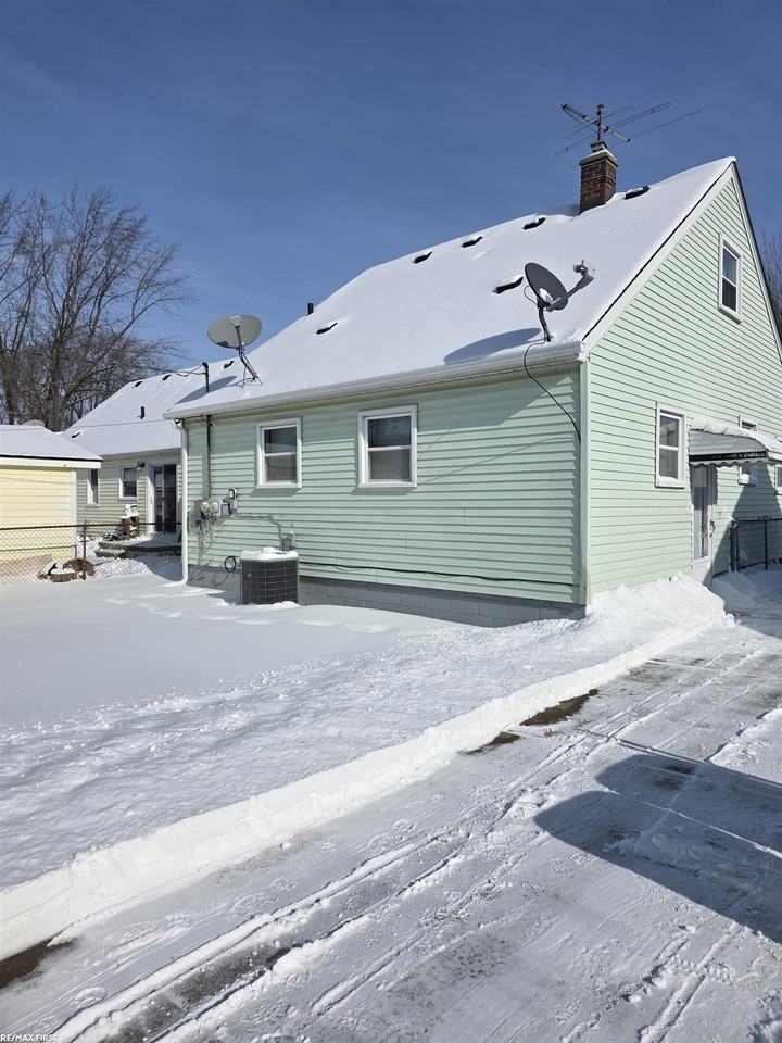 28651 Melvin St - Photo 2 of 12