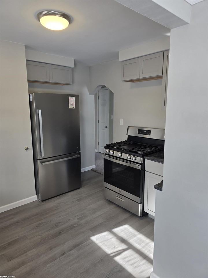 28651 Melvin St - Photo 4 of 12