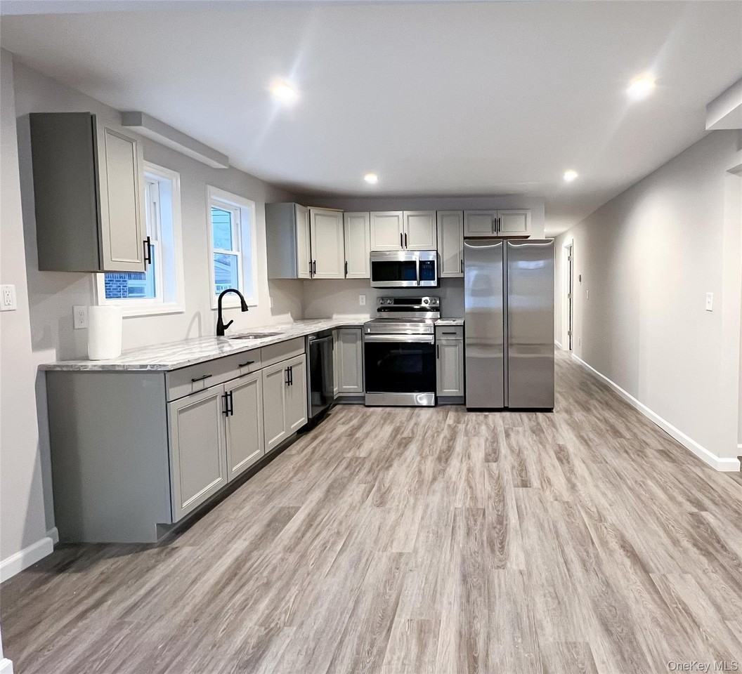 Deer Park Avenue Spur Expy - Photo 2 of 10