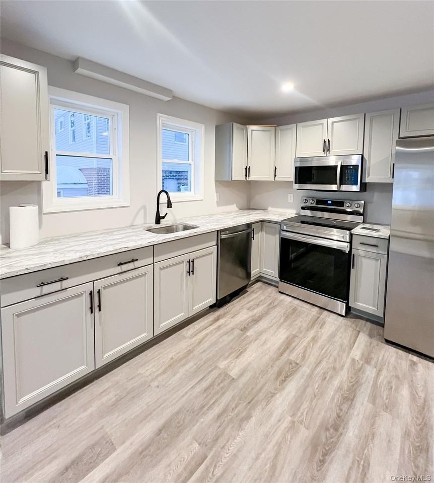 Deer Park Avenue Spur Expy - Photo 3 of 10