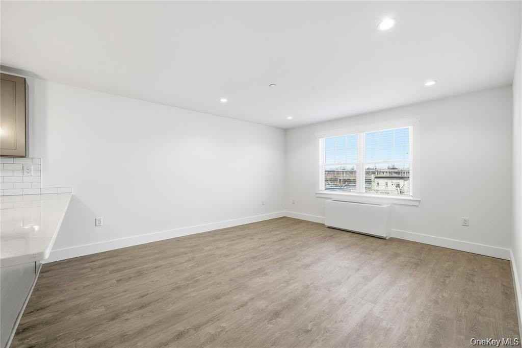 180 Deer Park Ave #307 - Photo 5 of 26