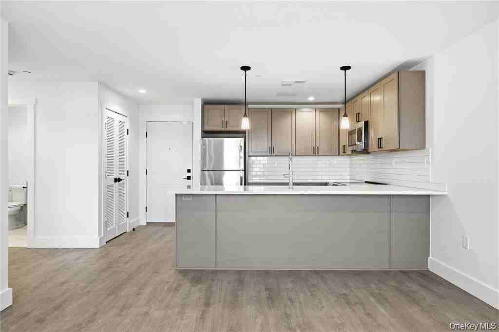 180 Deer Park Ave #307 - Photo 7 of 26