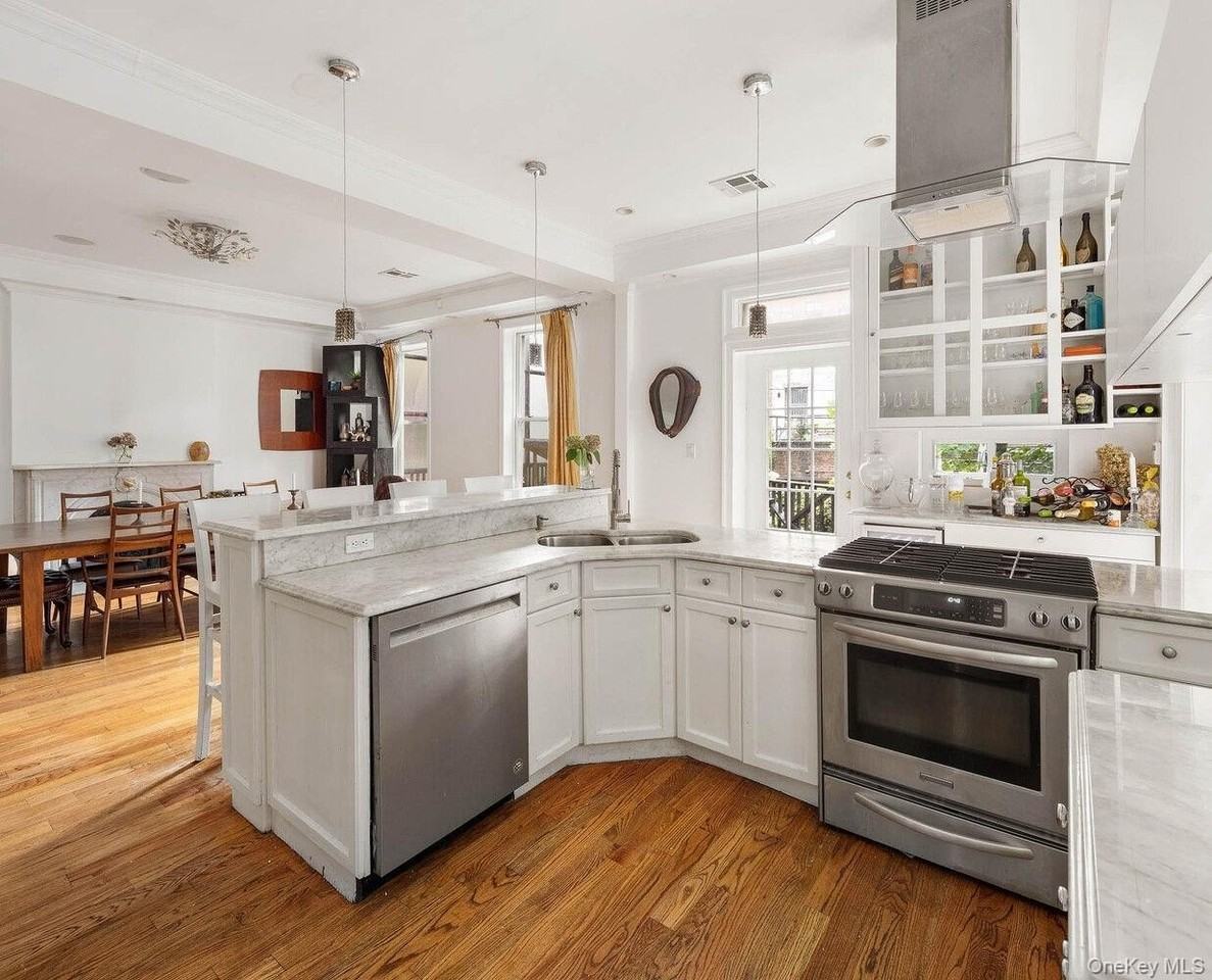 208 Washington Ave - Photo 6 of 16