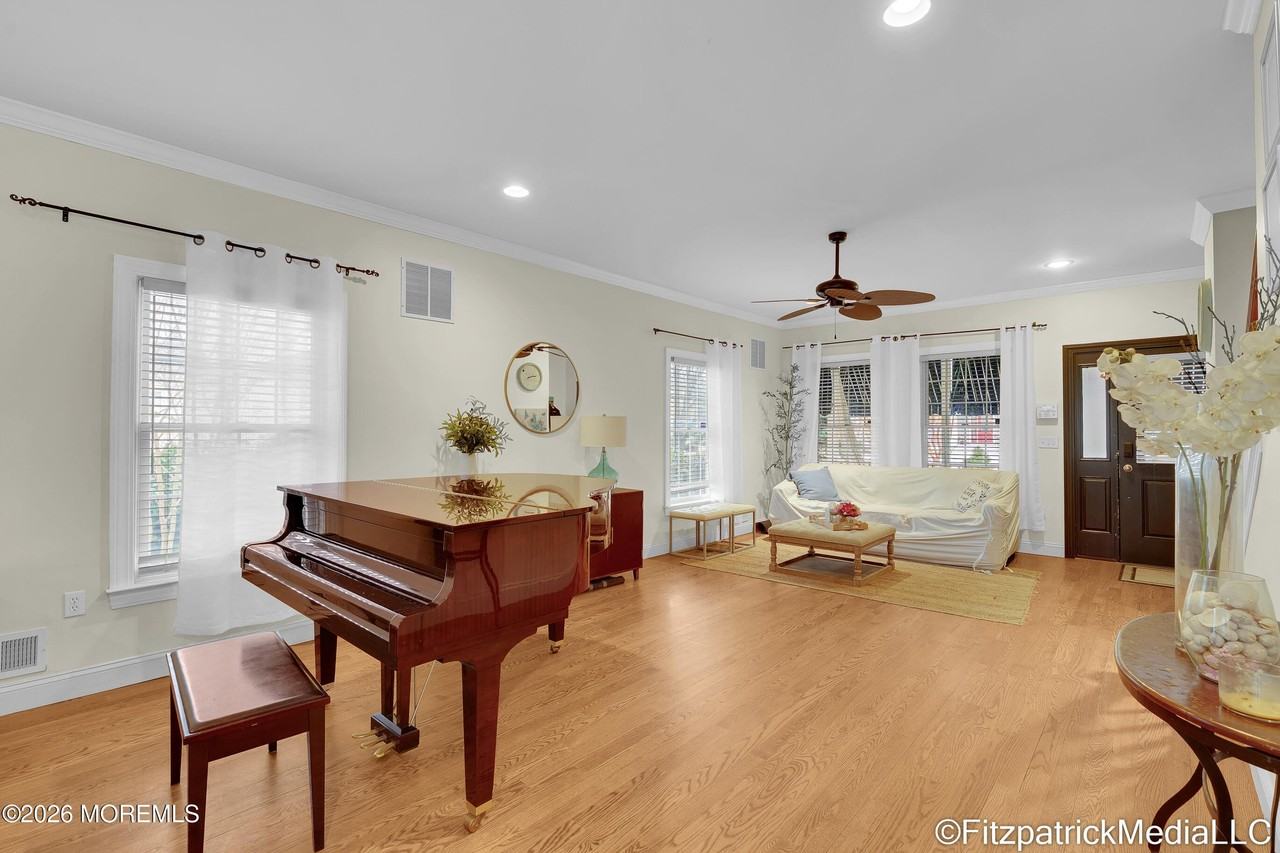 331 Richmond Ave - Photo 6 of 46