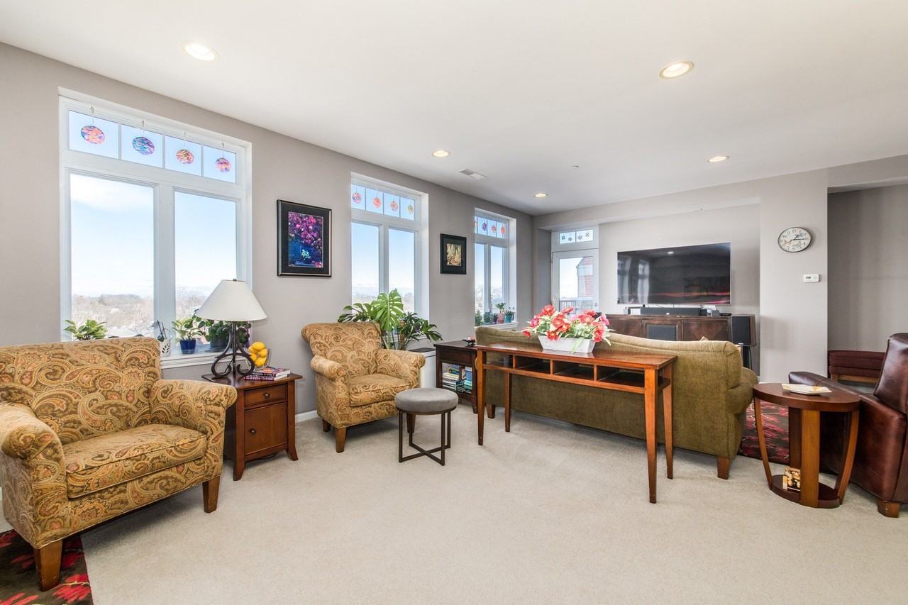 120 N Northwest Hwy Apt 506 #506 - Photo 3 of 20