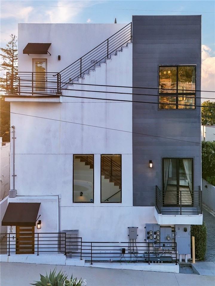 2400 Glendale Ct - Photo 4 of 47