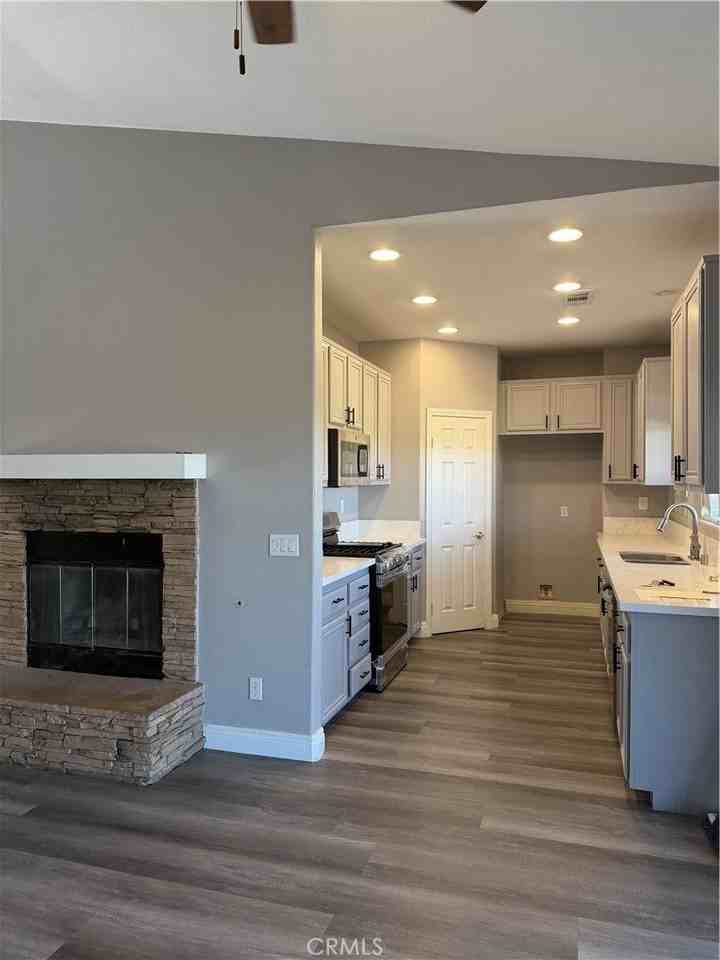 16146 Winona St - Photo 2 of 10