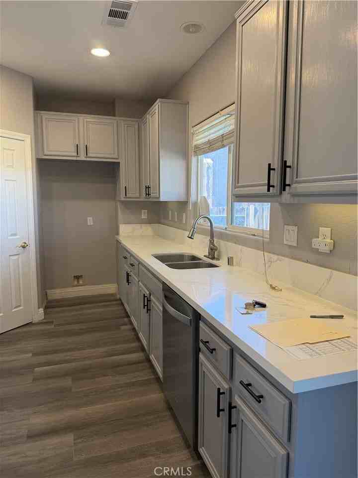 16146 Winona St - Photo 4 of 10