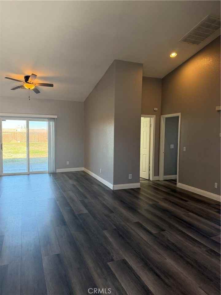 16146 Winona St - Photo 6 of 10