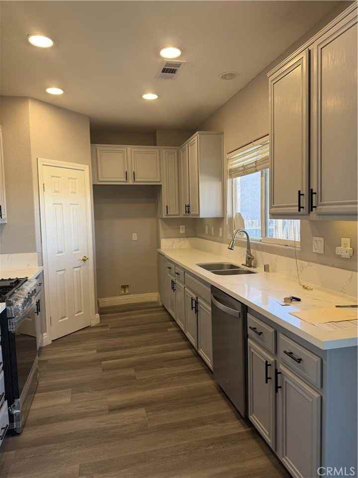 16146 Winona St - Photo 7 of 10