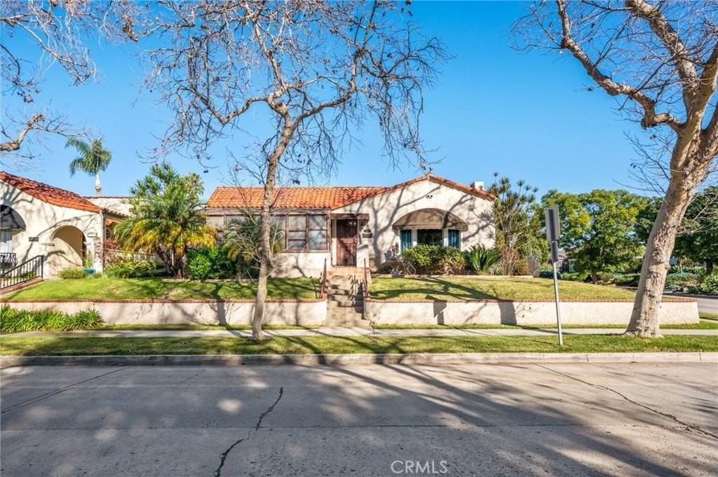 929 E 37th St - Photo 2 of 32