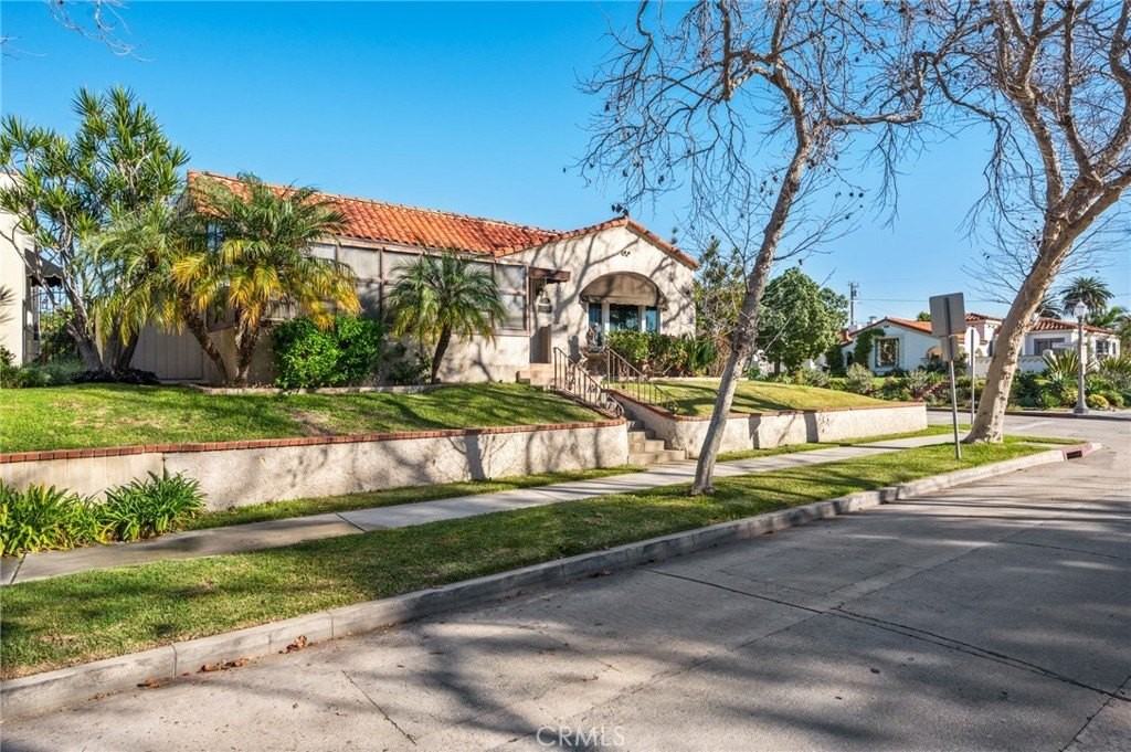 929 E 37th St - Photo 4 of 32