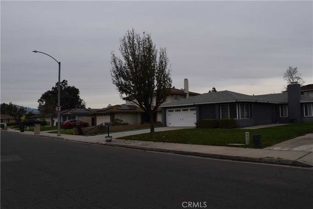 3573 Gwinnett Dr - Photo 2 of 12