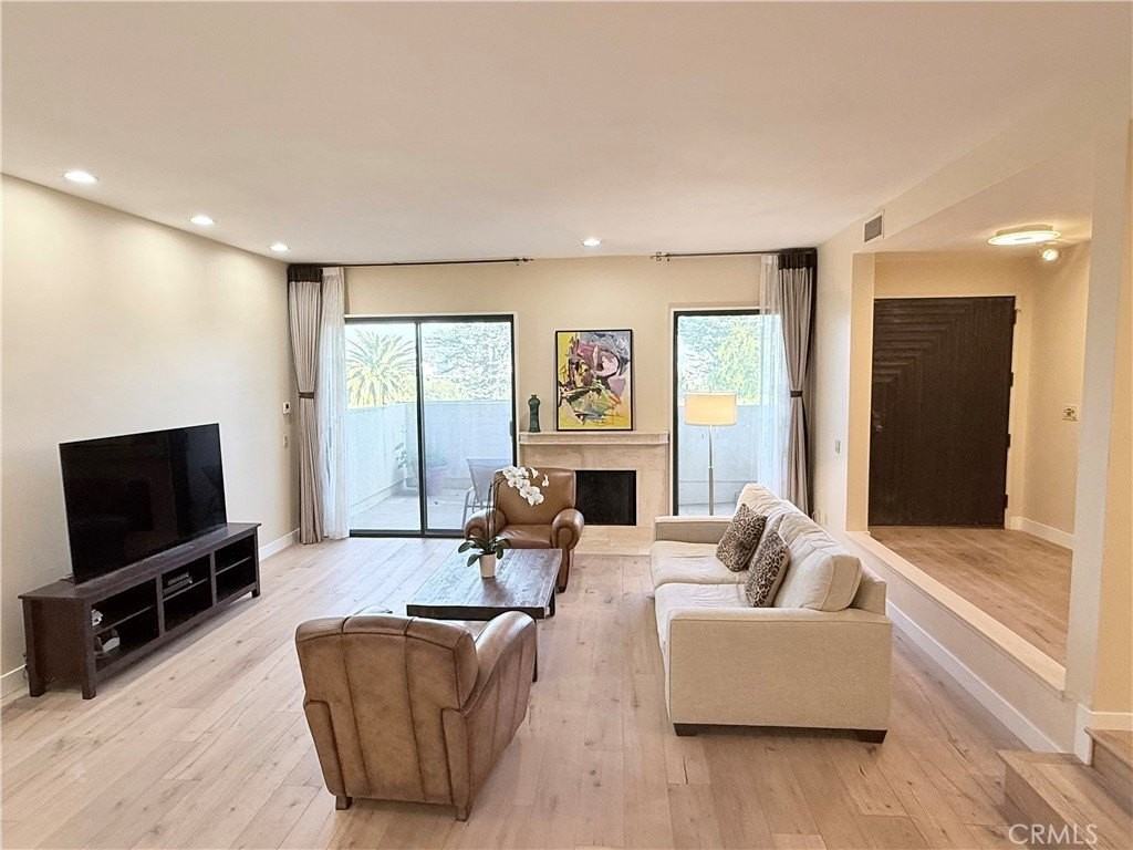 2306 Century Hl - Photo 3 of 34