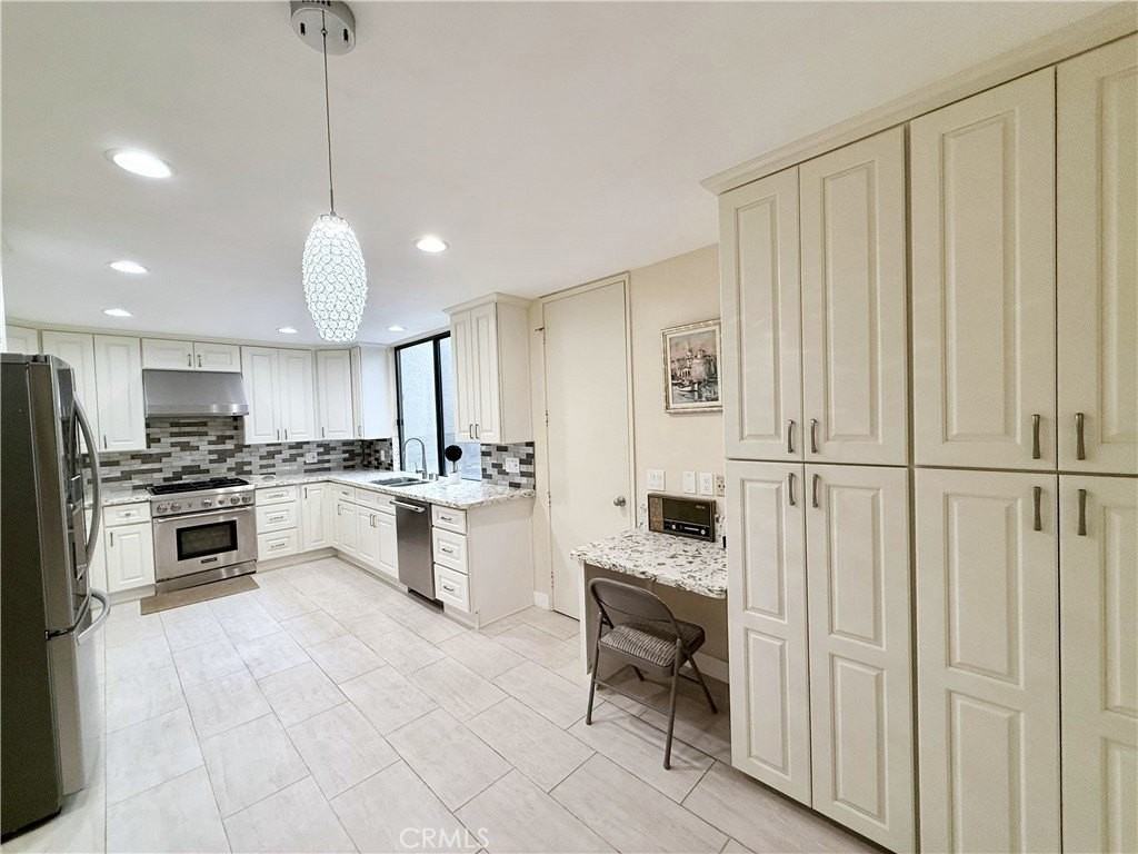 2306 Century Hl - Photo 7 of 34