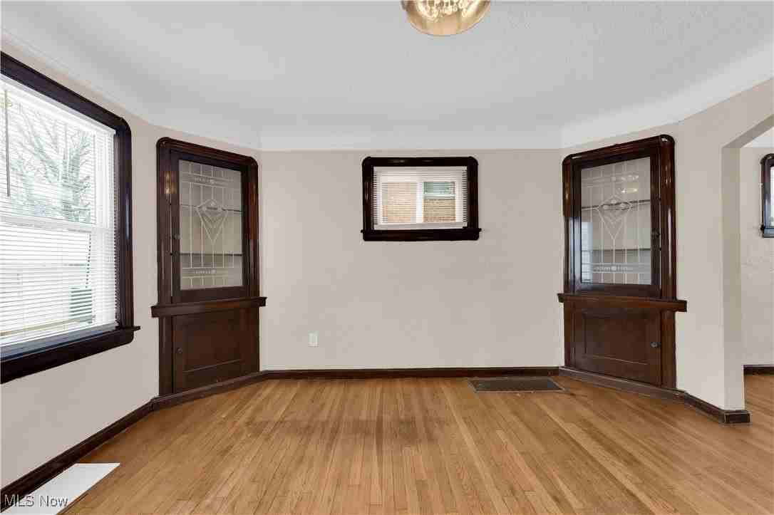 15602 Walden Ave - Photo 3 of 30