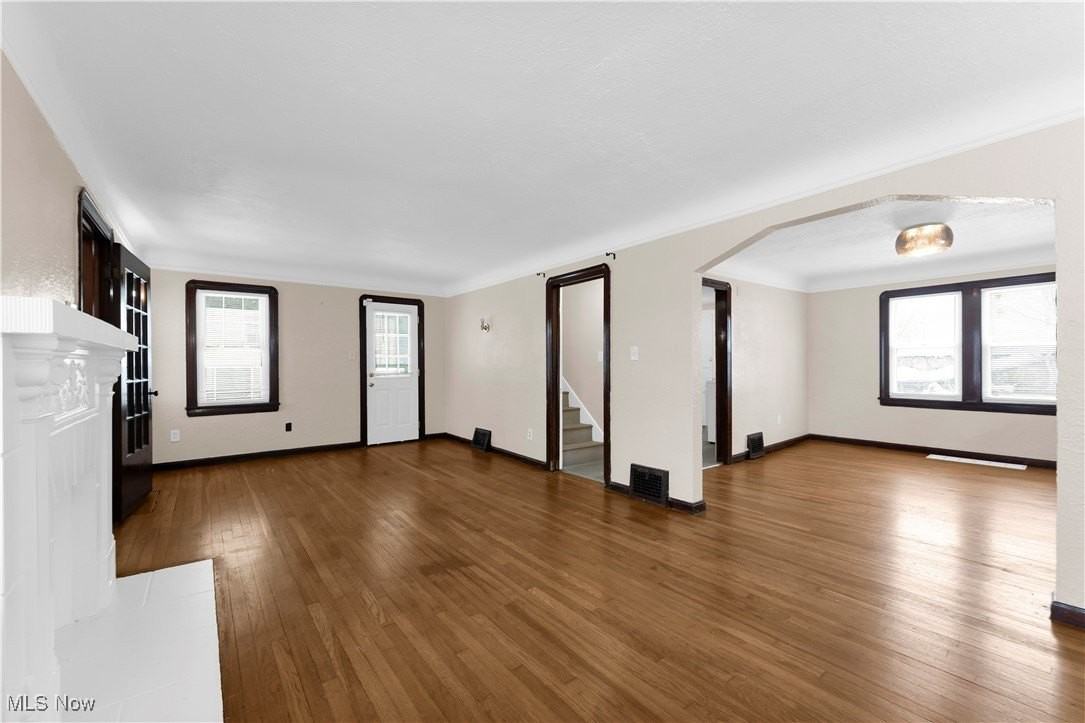 15602 Walden Ave - Photo 5 of 30