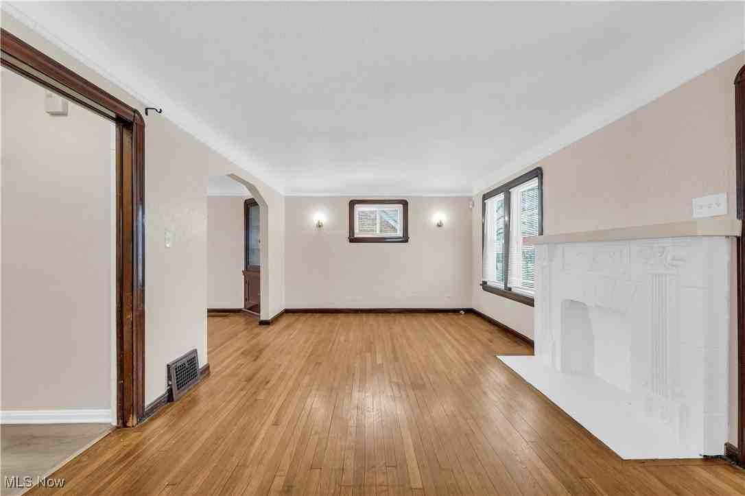 15602 Walden Ave - Photo 6 of 30