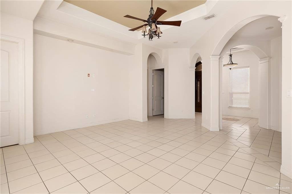 402 Hackberry Ave - Photo 2 of 12