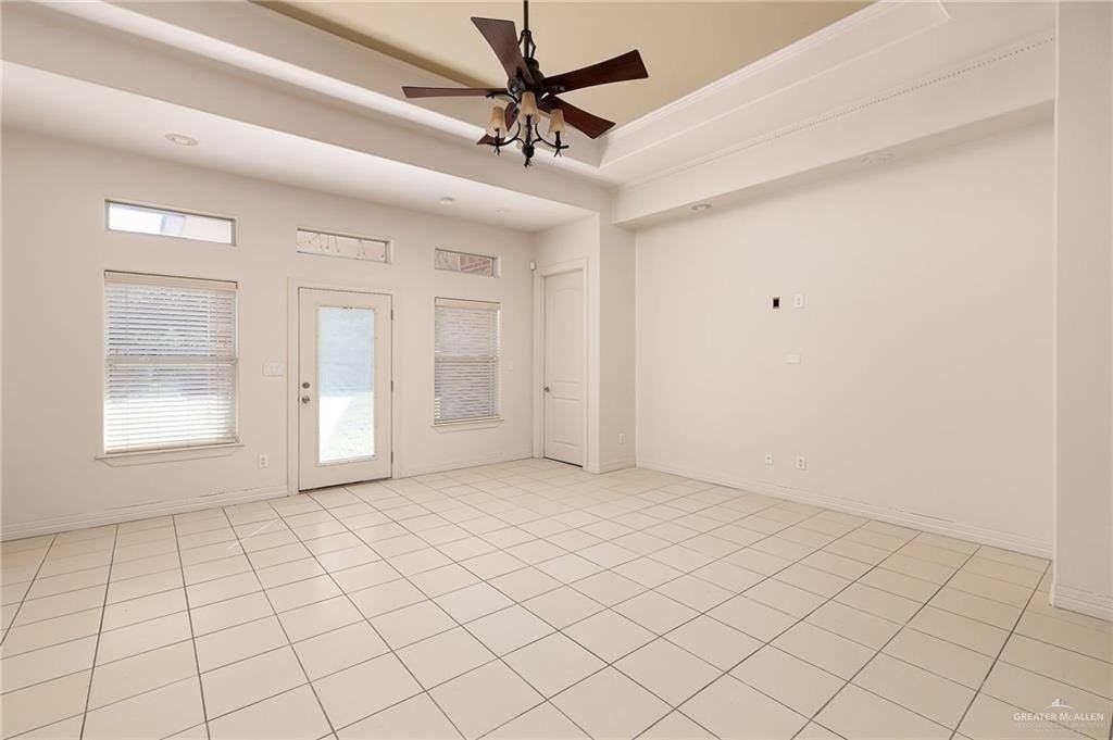 402 Hackberry Ave - Photo 3 of 12