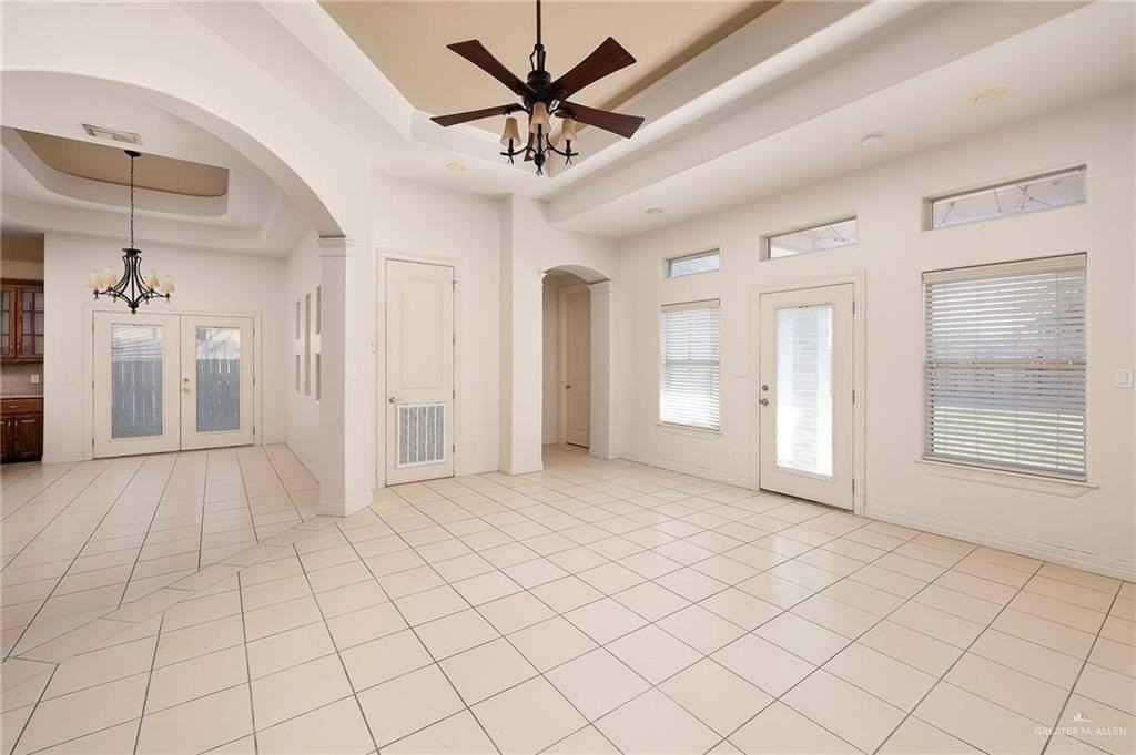 402 Hackberry Ave - Photo 4 of 12