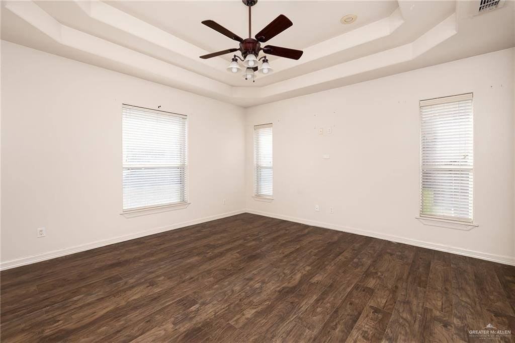 402 Hackberry Ave - Photo 7 of 12