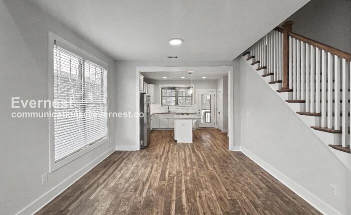 736 29th Ave N - Photo 5 of 37