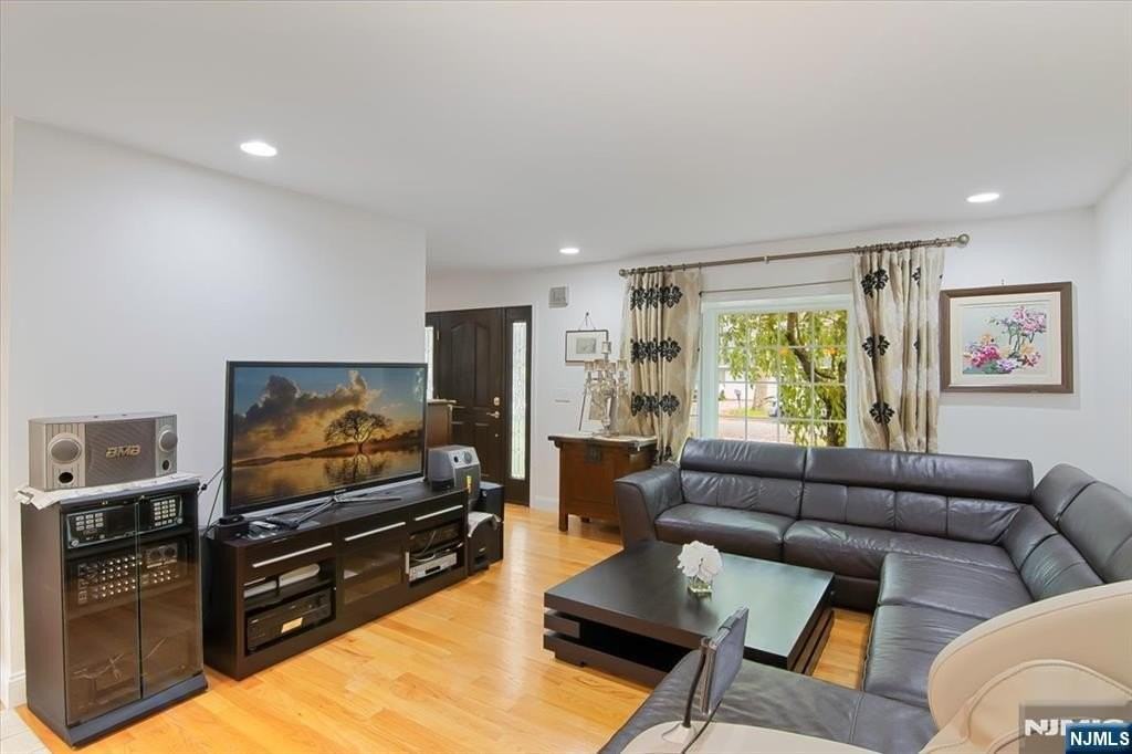 85 Harvey Ave - Photo 4 of 32