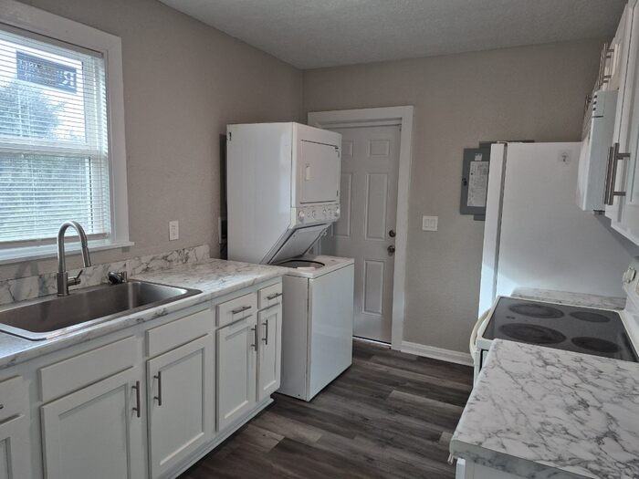 519 W 19th St #A - Photo 2 of 8