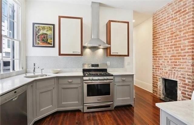 939 Jackson Ave - Photo 5 of 11