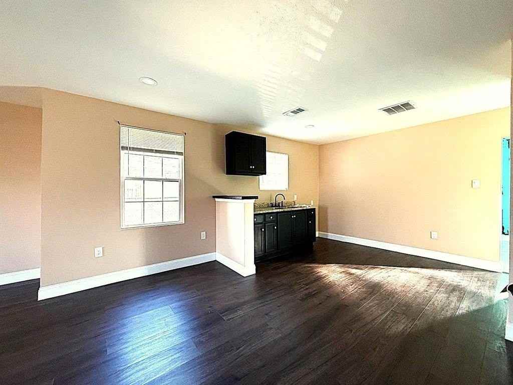 2406 S Marsalis Ave - Photo 7 of 11