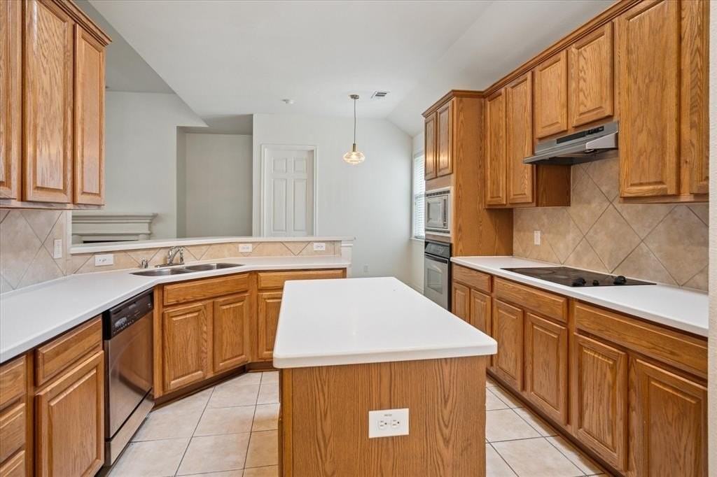 11704 Stephenville Dr - Photo 2 of 15