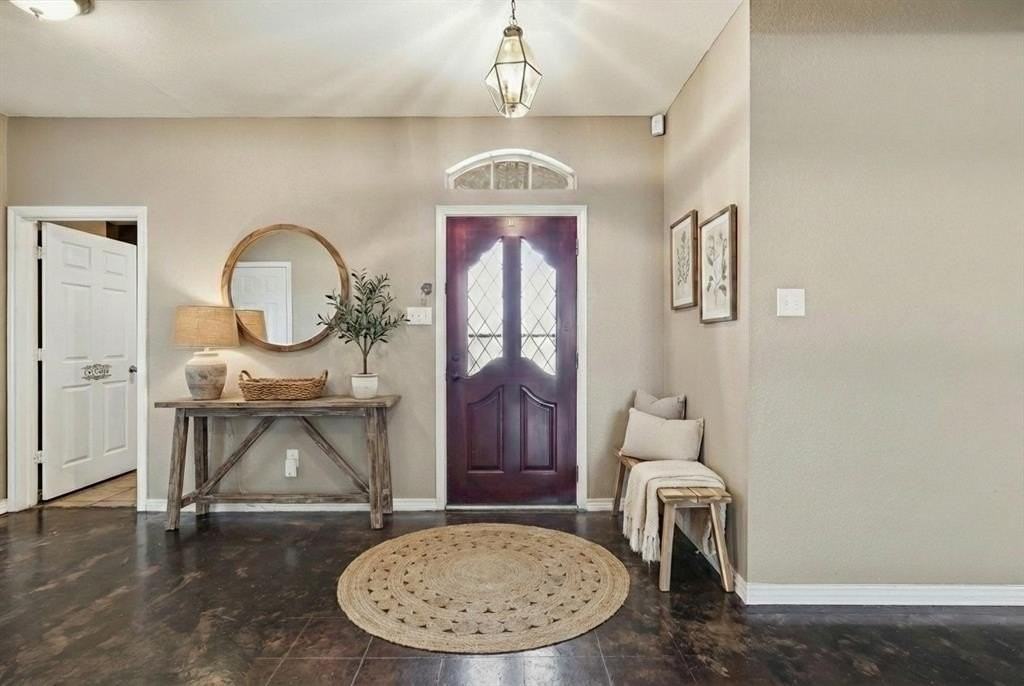 1018 Karen St - Photo 3 of 34