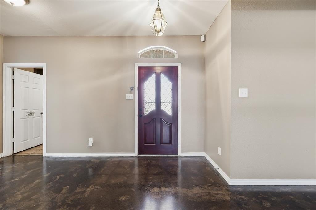 1018 Karen St - Photo 4 of 34