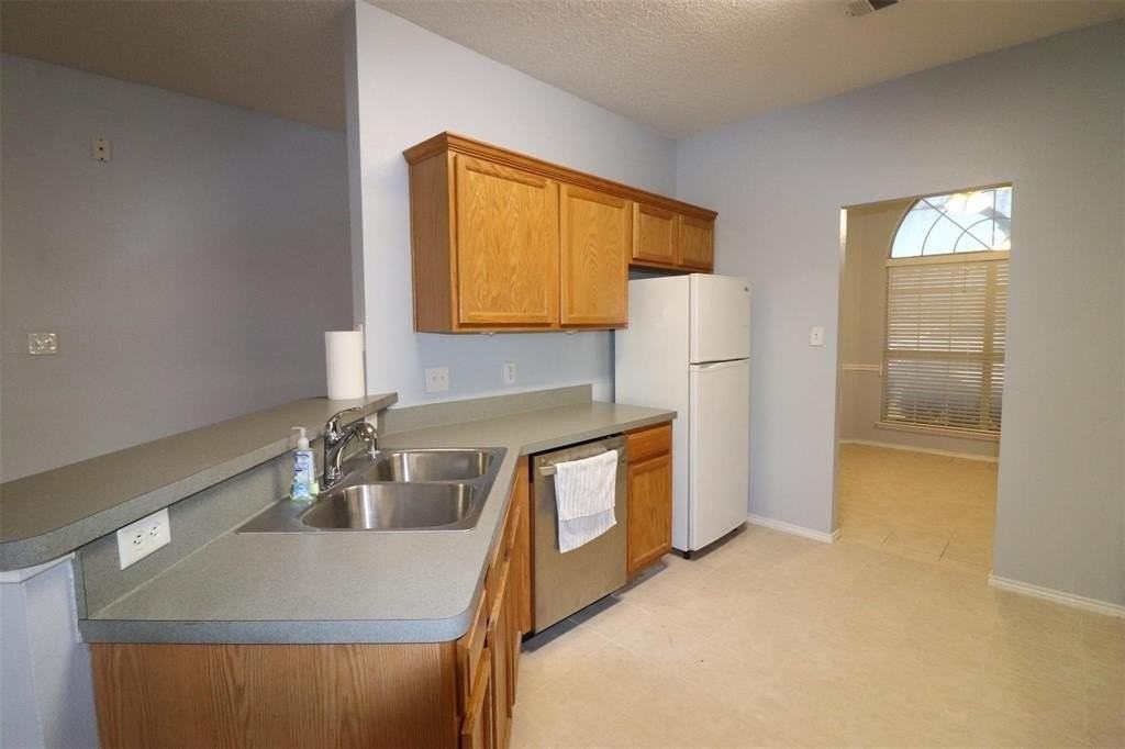 1281 Marchant Pl - Photo 4 of 10