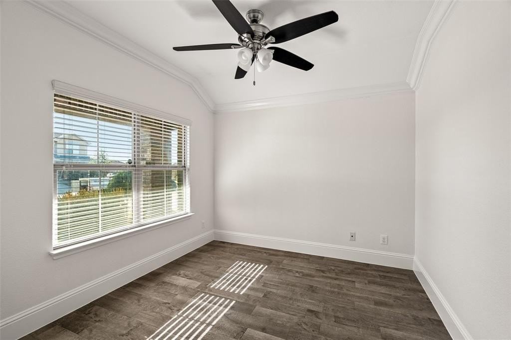 303 Triple Crown Ln - Photo 4 of 31