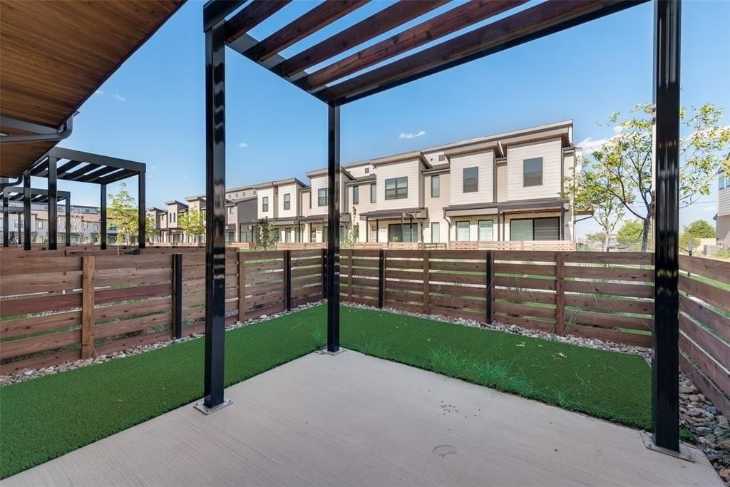 831 Cavitt Ct - Photo 4 of 33